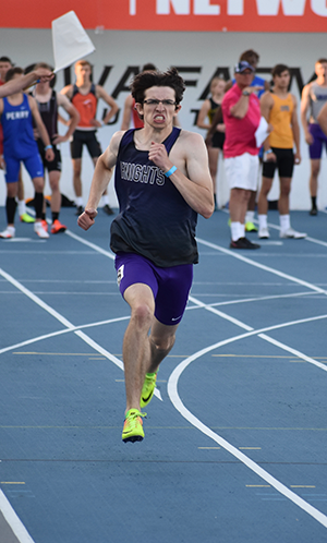 Seanus Raney running in the 400 meter dash