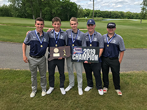 team photo of the 2019 Golf Champions